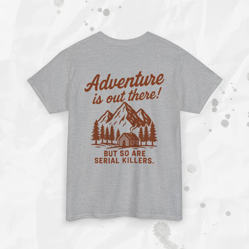 La aventura está ahí fuera (pero también los asesinos en serie) – Camiseta