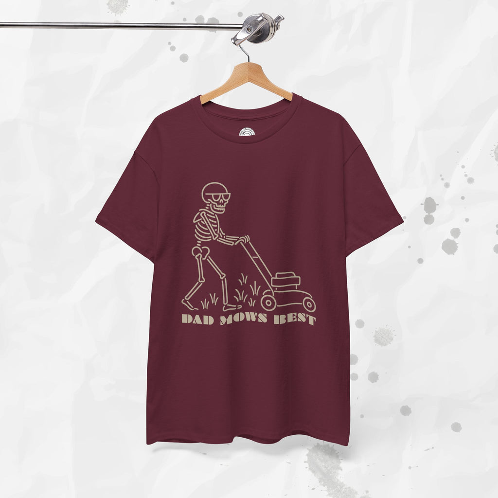 Dad Mows Best – T-Shirt